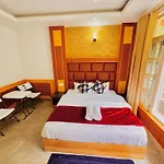 Hotel White Regency -300 Mtr From Golden Temple